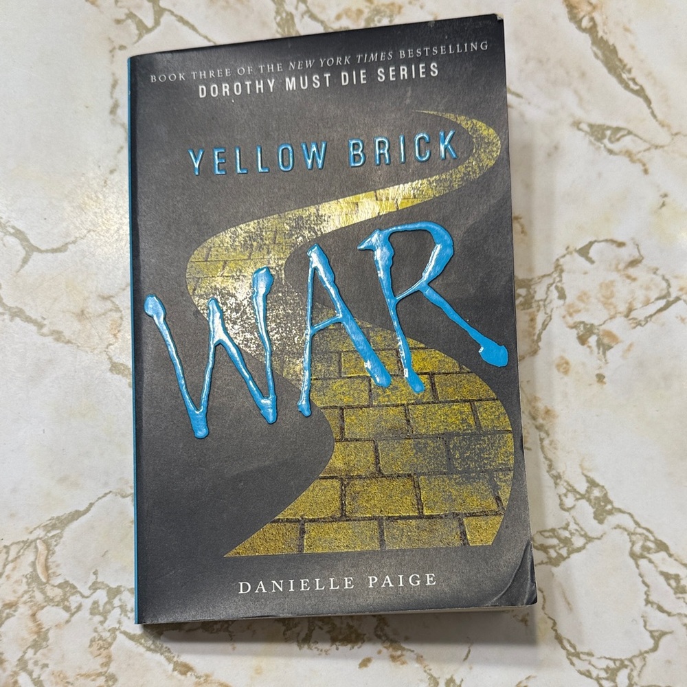 Yellow Brick War Book by Danielle Paige